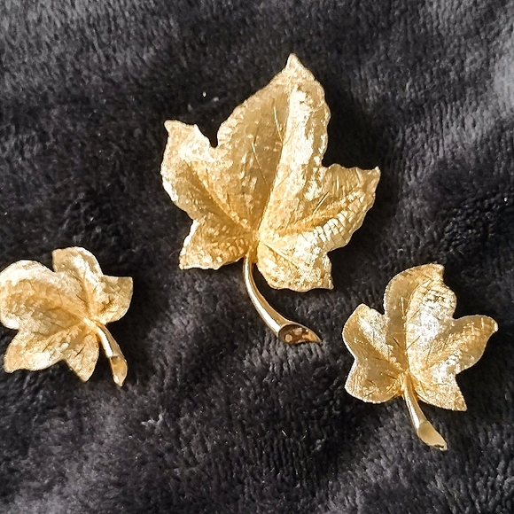 Vintage Signed "Charel" Gold Tone Beautiful Leaf Brooch and Matching Earrings - Picture 1 of 6
